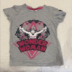 6-7 Wonder Woman Girls' Grey Graphic Tee with Pink Accents